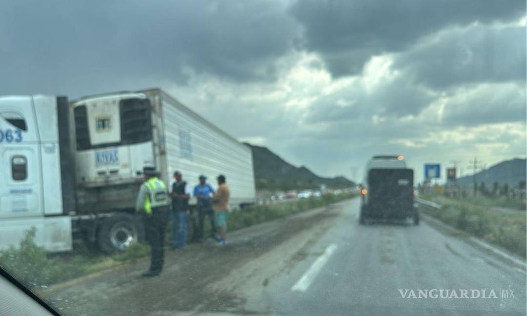 $!La barrera de contención fue arrancada y lanzada hacia los carriles contrarios.