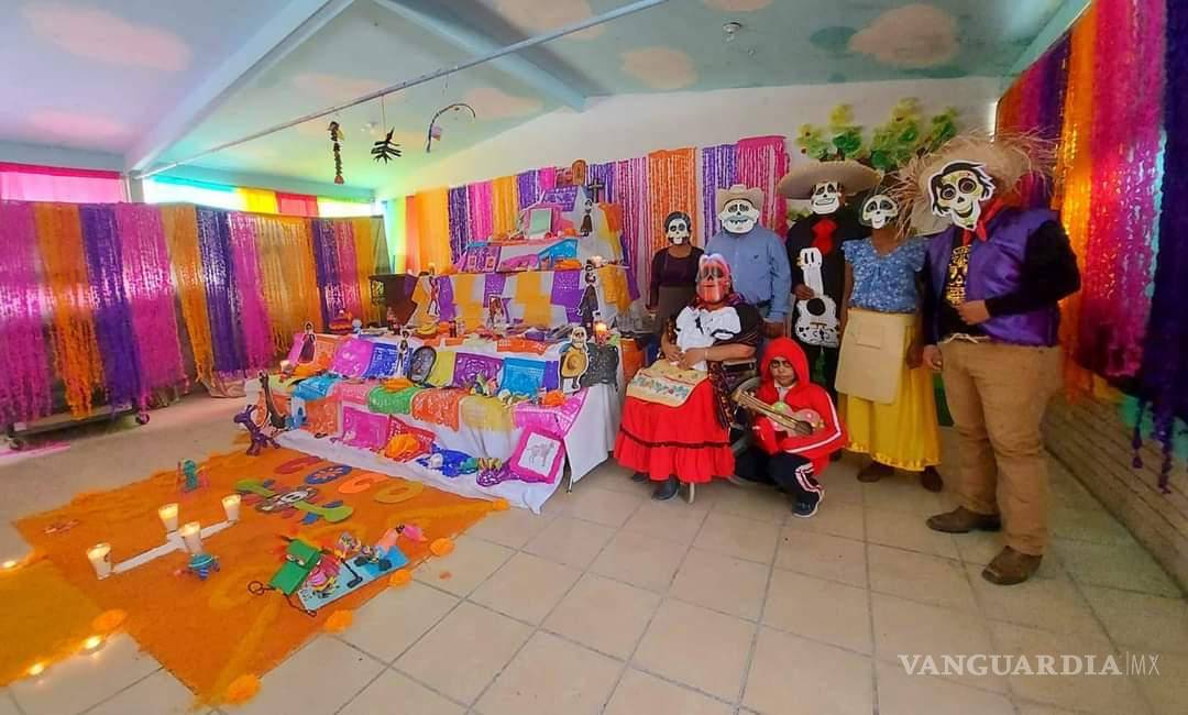 $!¿Ya viste estos altares en Saltillo? Dedicados a familiares, Walt Disney, Juan Gabriel, Cri-Cri y más (Fotos)