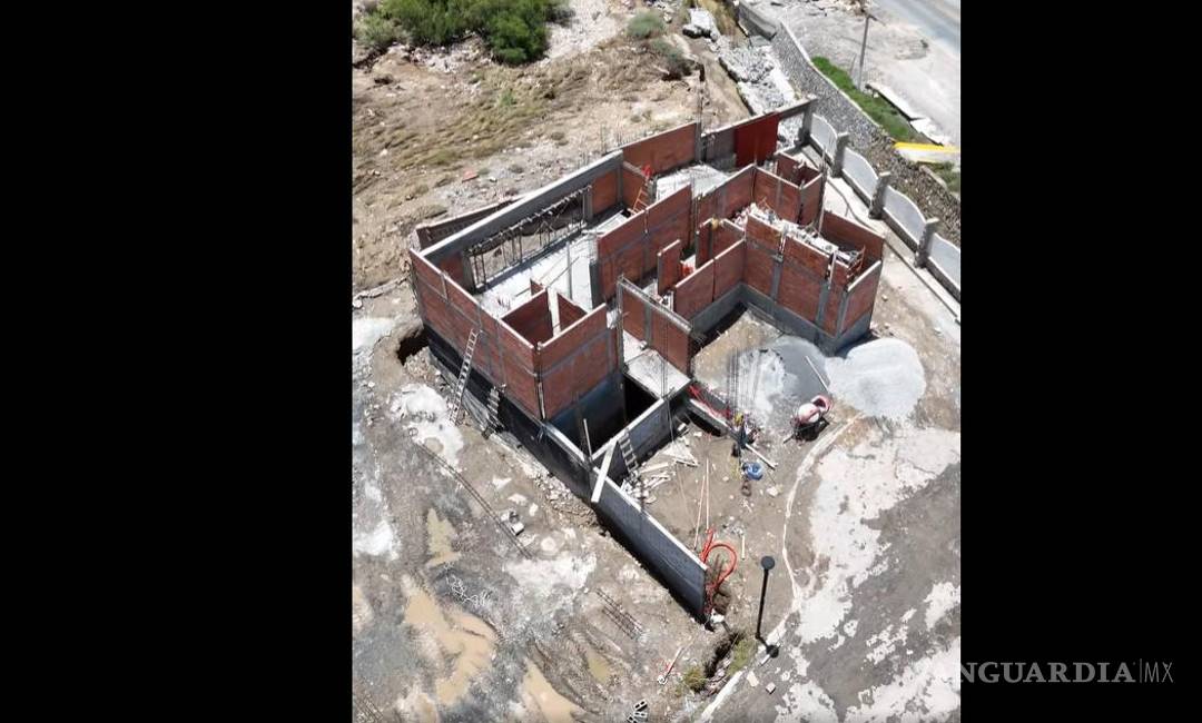 $!Vecinos afirman que la casa que construye el Arqui Juve es la causa de las inundaciones en el fraccionamiento Country Club.