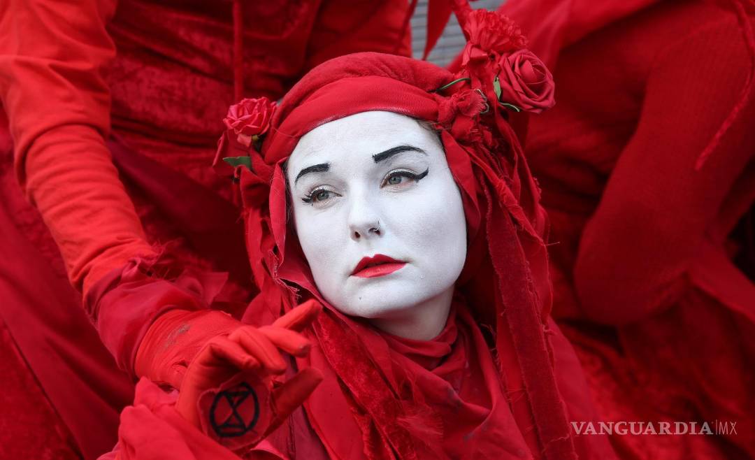 $!Activistas de Extinction Rebellion actúan en una manifestación durante la Cumbre del Clima de la ONU COP26 en Glasgow, Escocia. EFE/EPA/Robert Perry