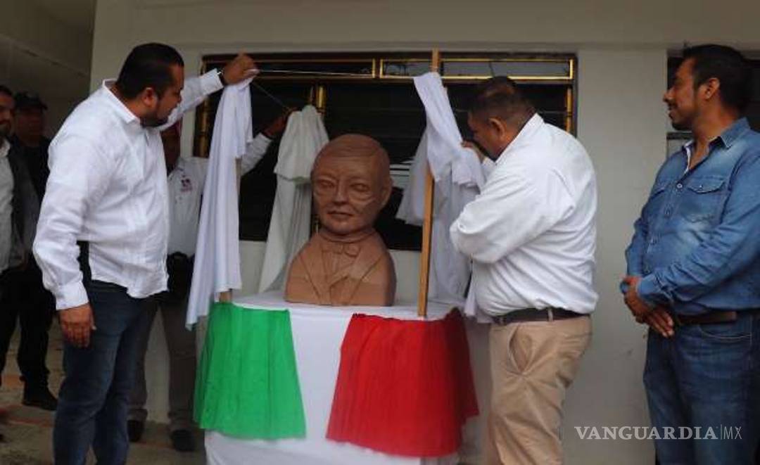$!Desvelan busto de AMLO, del mismo escultor que la del 'Benito extraterrestre'