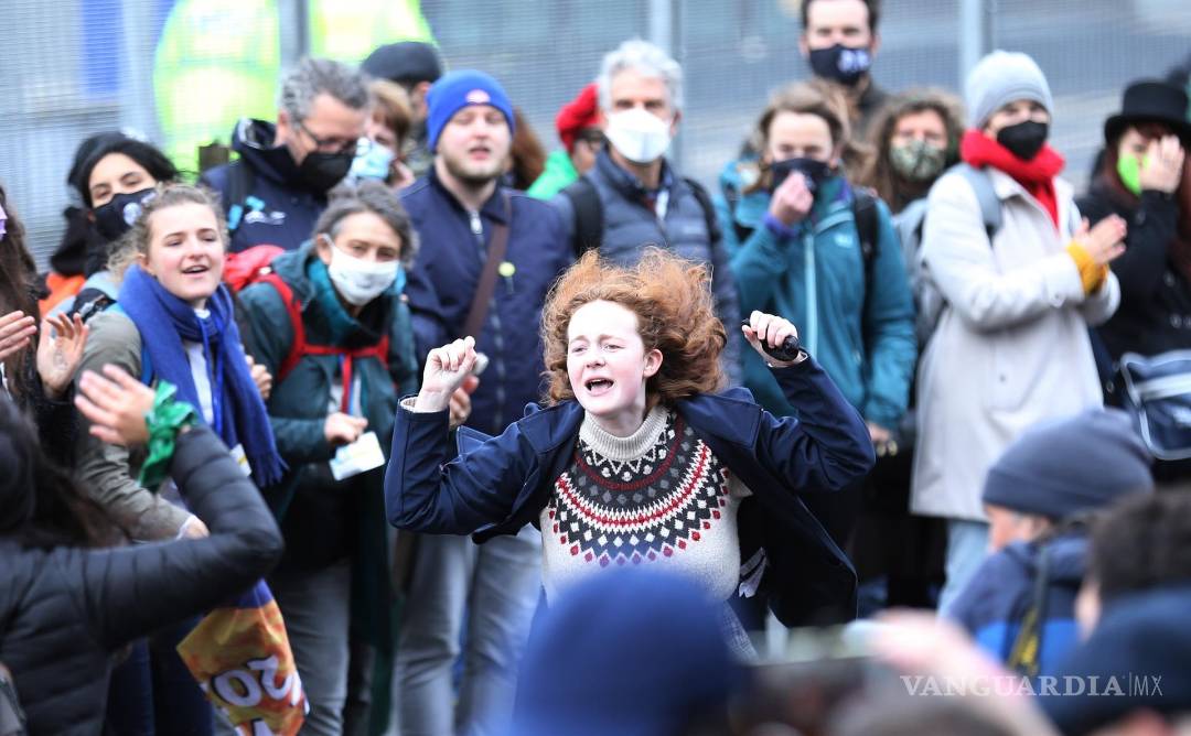 $!Activistas asisten a una manifestación durante la Cumbre del Clima de la ONU COP26 en Glasgow, Escocia. EFE/EPA/Robert Perry