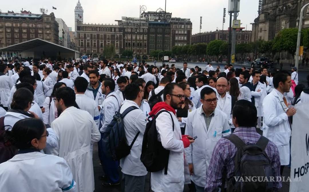 $!Médicos residentes paran labores en 68 hospitales de México, exigen su pago