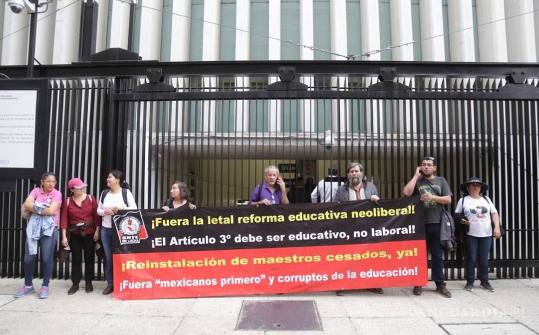 $!AMLO y diputados dicen que no hay conflicto con el magisterio, mientras la CNTE bloquea el Congreso