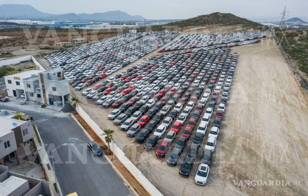 $!Saltillo, Coah. Mex. 18 de agosto del 2021 Imagenes de un patio de una bodega en la salida a Torreón, junto con el libramiento NorPoniente, en donde cientos de camionetas Equinox y Blazer, de la emrresa General Motors permanecen a la espera de componentes electrónicos que durante meses han tenido parada la producción de estos vehículos.