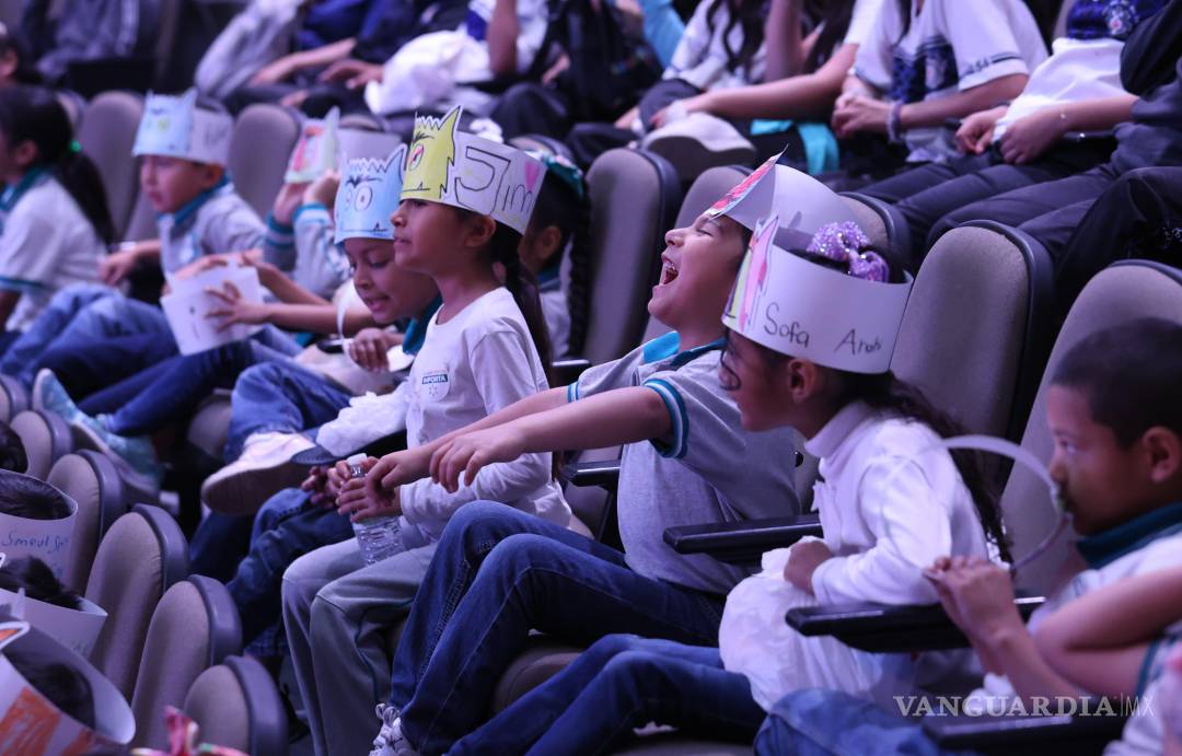 $!Con coronas de papel y sonrisas curiosas, las y los estudiantes disfrutaron de un cuento que, más allá del entretenimiento, siembra desde temprana edad la semilla del autocuidado y la prevención.