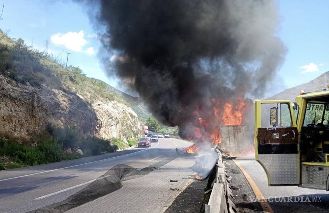$!La cabina del tráiler quedó completamente calcinada luego del impacto, lo que generó una intensa movilización de cuerpos de emergencia en el tramo Los Chorros.
