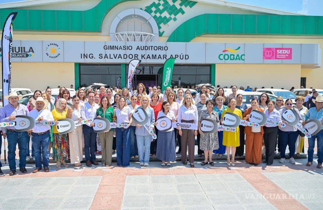 $!Autoridades estatales y municipales participaron en la jornada realizada en Monclova para la entrega de apoyos dirigidos a personas con discapacidad de la Región Centro-Desierto.