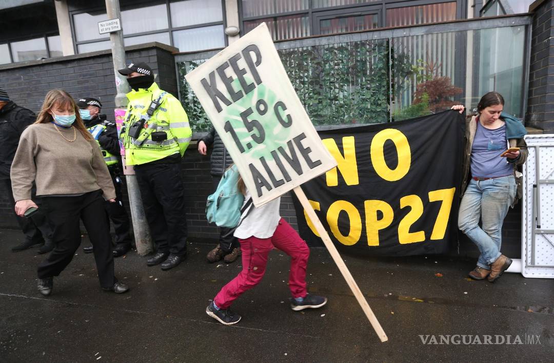 $!Activistas asisten a una manifestación durante la Cumbre del Clima de la ONU COP26 en Glasgow, Escocia. EFE/EPA/Robert Perry