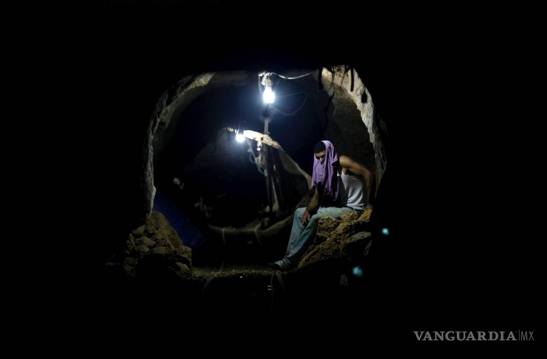 $!Un trabajador palestino descansa dentro de un túnel de contrabando en Rafah, en la frontera entre Egipto y el sur de la Franja de Gaza, el 30 de septiembre de 2013.