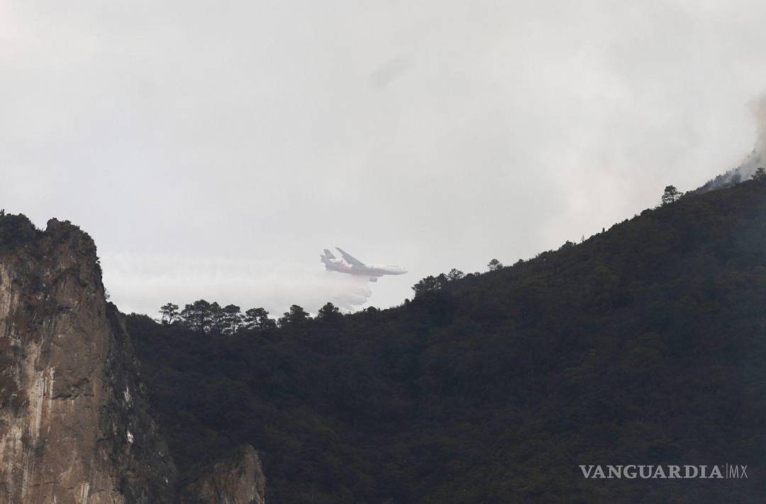 $!Saltillo, Coahuila 19 de mayo de 2022.-El avión DC-10 de EU descargó el retardante sobre las llamas del incendio forestal en la Sierra de Zapaliname.