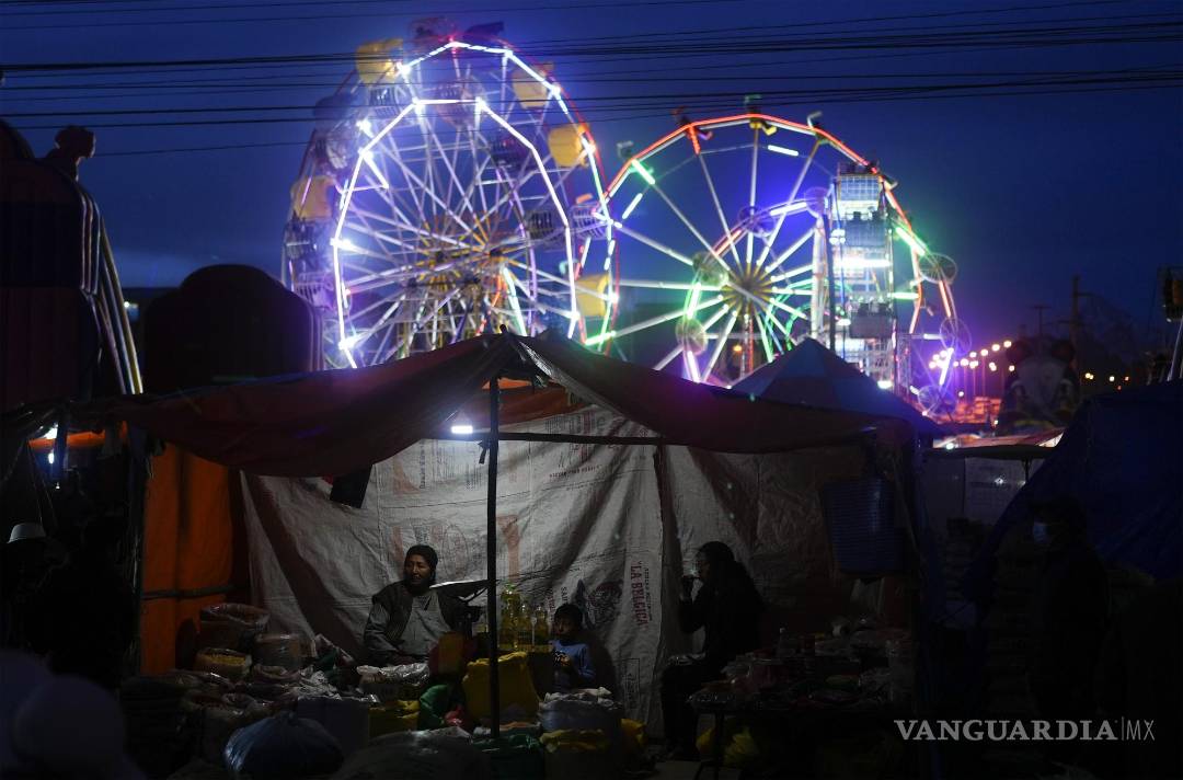$!Un vendedor de verduras espera clientes en la Feria de Ramos, en El Alto, Bolivia, el 2 de abril de 2023.