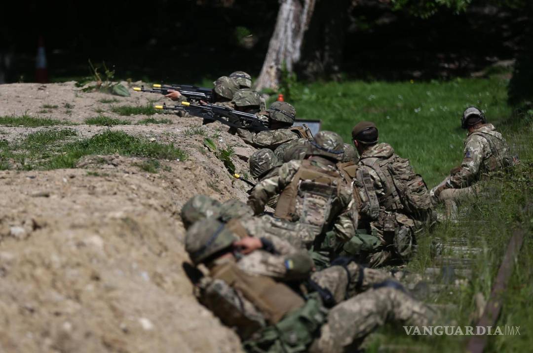 $!- (United Kingdom), 02/06/2023.- Ukrainian military personal undergo combat training with British troops from 11 Security Force Assistance Brigade at an undisclosed location in England, Britain, 02 June 2023. The Ukrainian volunteers undergo urban warfare training as well as field training exercises under the UK led support programme, which includes instruction in weapons handling, battlefield first aid, fieldcraft, patrol tactics and the Law of Armed Conflict. (Rusia, Ucrania, Reino Unido) ATTENTION: FOR OPERATIONAL SECURITY REASONS IT IS NOT PERMITTED TO REPORT THE DETAILS OF ANY LOCATIONS, OR TO REVEAL THE IDENTITIES OF ANY UKRAINIAN RECRUITS OR SHOW THEIR IDENTIFIABLE FACES IN PRINT, ONLINE OR BROADCAST IMAGERY.