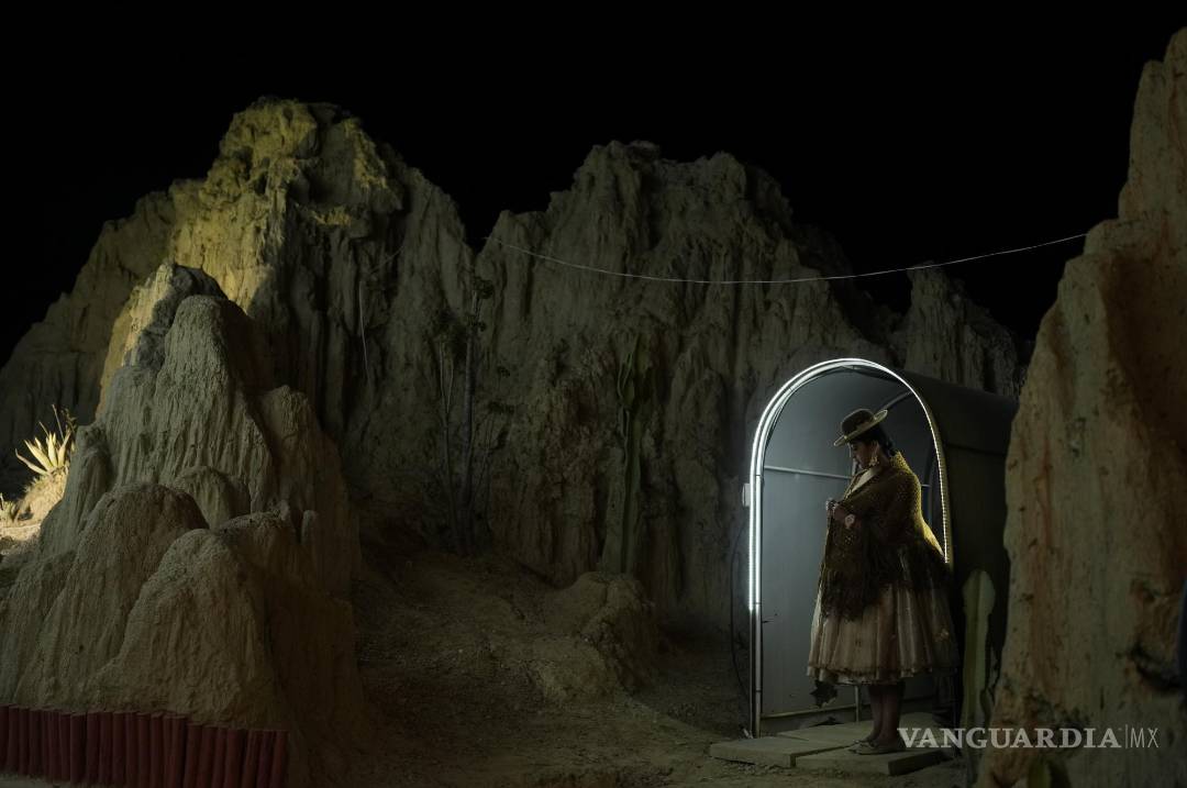 $!Una participante espera a ser presentada en el concurso de belleza Miss Cholita Paceña 2023, en Valle de La Luna, Bolivia, el 23 de junio de 2023.