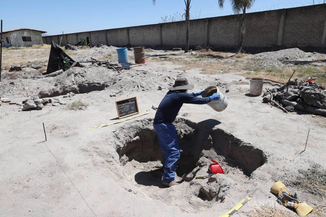 $!TEUCHITLÁN, JALISCO, 12 MARZO 2025.- La Fiscalía del Estado de Jalisco difundió unas imágenes de las prendas y zapatos que han sido localizados en el crematorio clandestino, ubicado dentro del rancho Izaguirre Ranch, hasta el momento no han dado una cifra de cuántas personas pudieron ser asesinadas en el lugar. Este campo de exterminio como lo ha calificado el Colectivo Guerreros Buscadores de Jalisco, quienes fueron los encargados de dar a conocer los hechos que sucedieron en el lugar, han denunciado que ya habían dado indicios de lo que sucedía pero que las autoridades estatales fueron omisas.