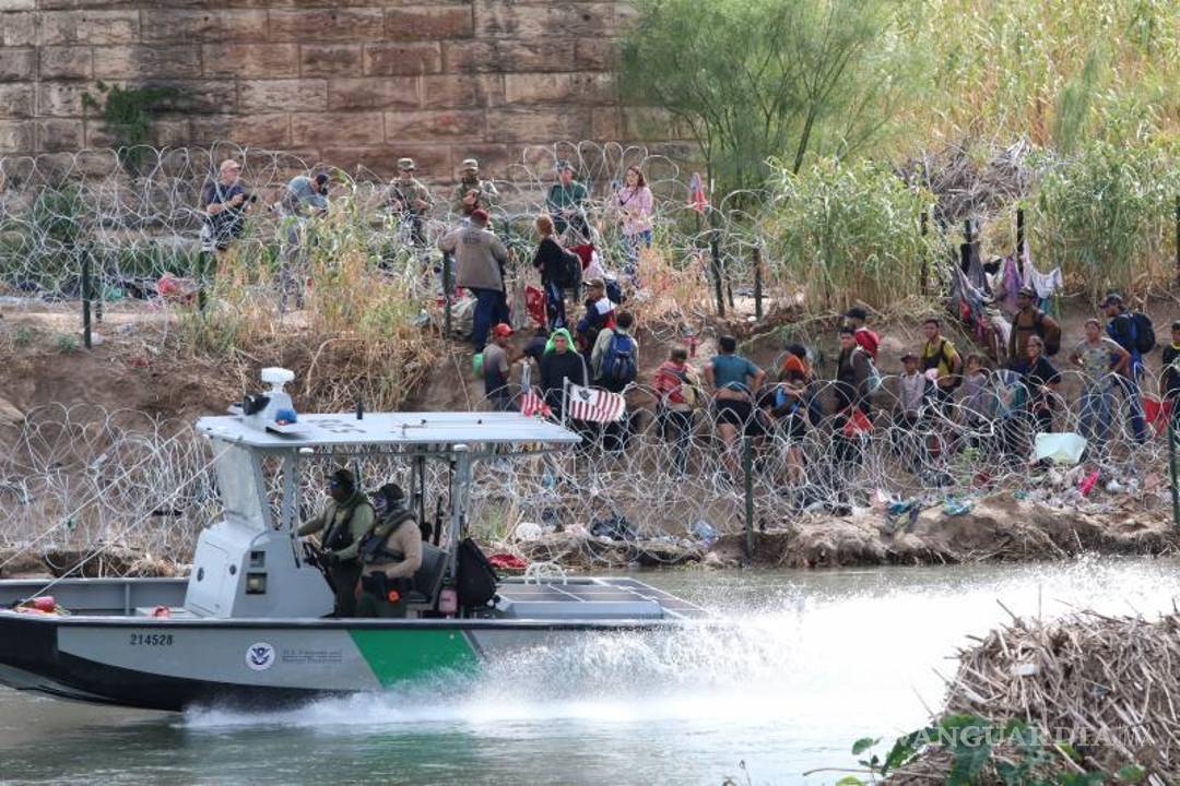 $!Un grupo de migrantes de Venezuela espera a que los reciba la Patrulla Fronteriza.