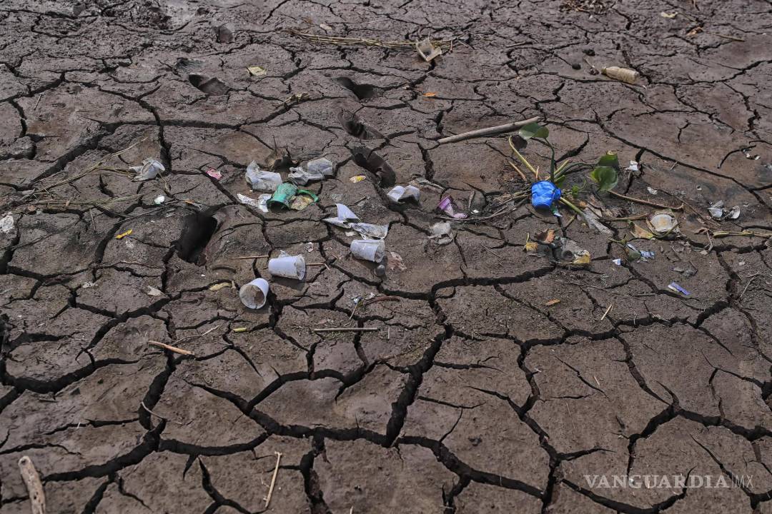 $!Vista de basura y tierra seca en la represa Los Laureles, que abastece de agua a Tegucigalpa, Honduras.