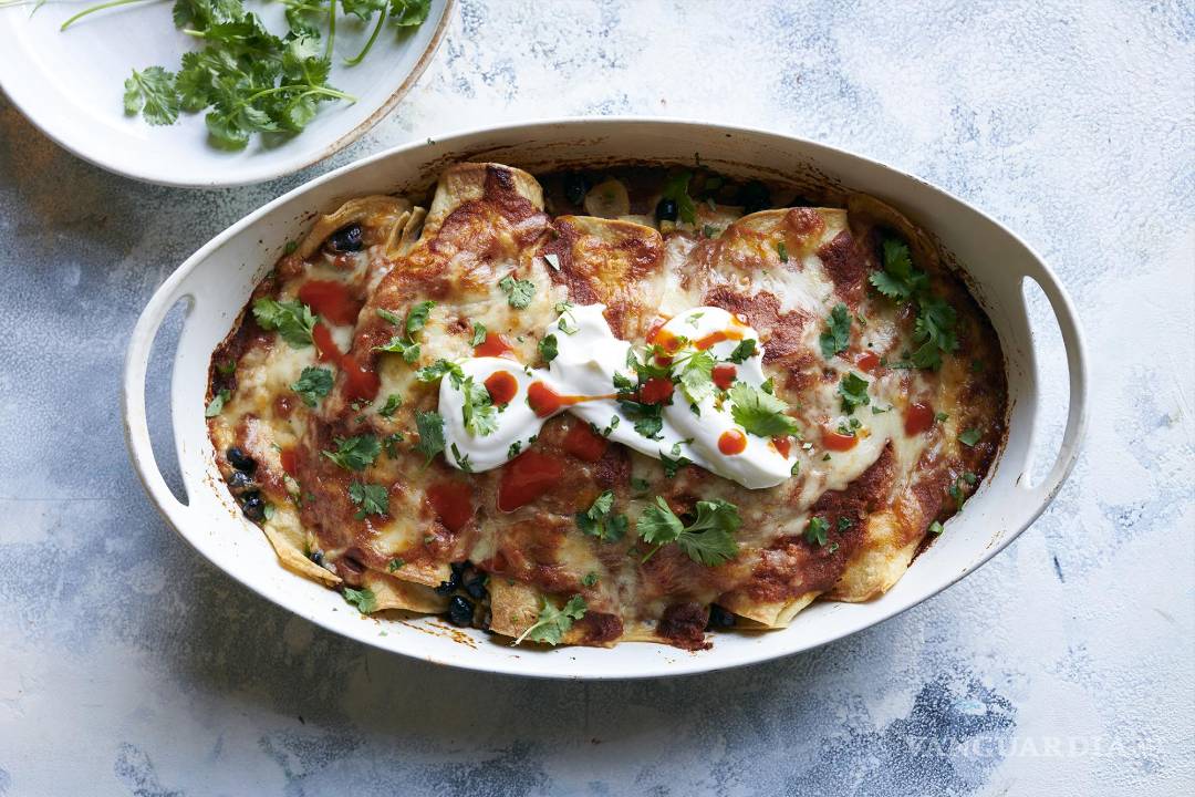 $!Si tienes poco tiempo, puedes usar salsa para enchiladas comprada en la tienda.