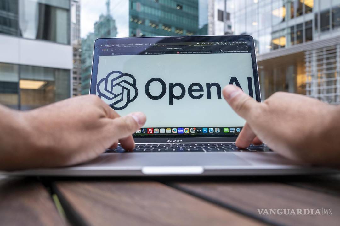 $!Una persona revisa su computadora con el logo de OpenAI en Nueva York (Estados Unidos). La empresa de IA lanzó un nuevo navegador.