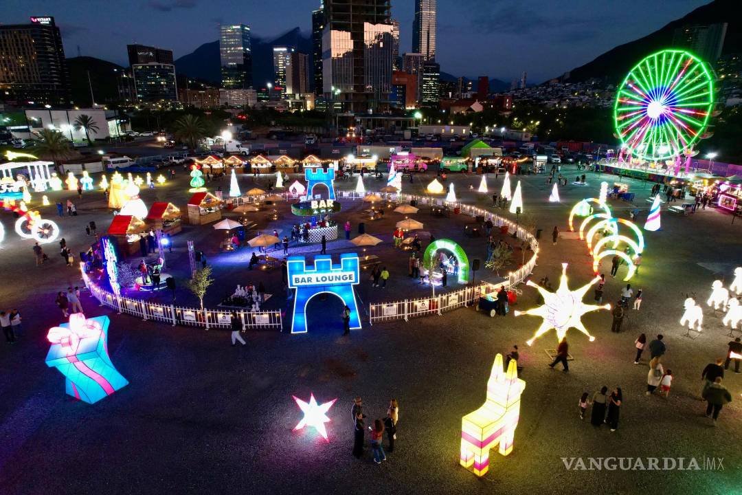 $!Este año el ya tradicional festival de luces dejó la sede del Parque Fundidora y para llegar por primera ocasión a Live Gardens. FOTO: OMAR SAUCEDO