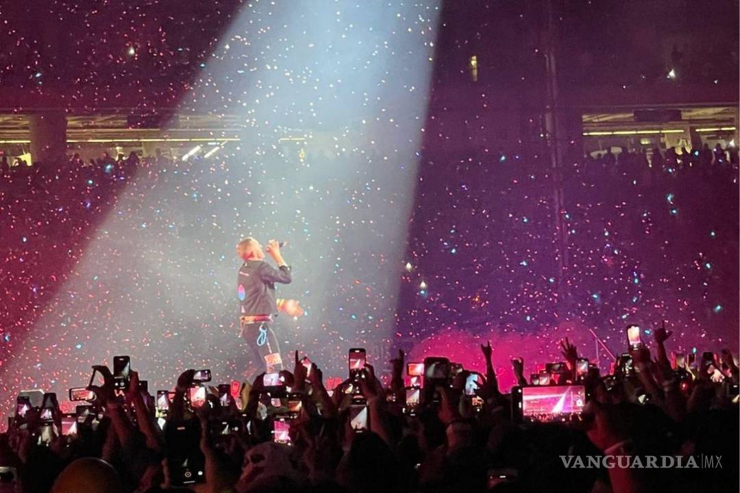 $!Chris Martin, Jon Buckland, Guy Berryman y Will Champion no dudaron en rendirle un homenaje en su presentación con la canción Everglow.