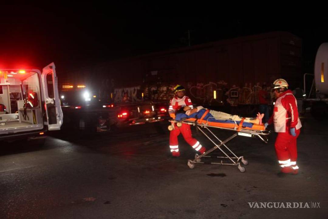 $!El percance ocurrió frente a los campos deportivos de la Universidad Autónoma de Coahuila, sobre el bulevar Nazario S. Ortíz Garza, lo que generó la movilización de cuerpos de rescate.