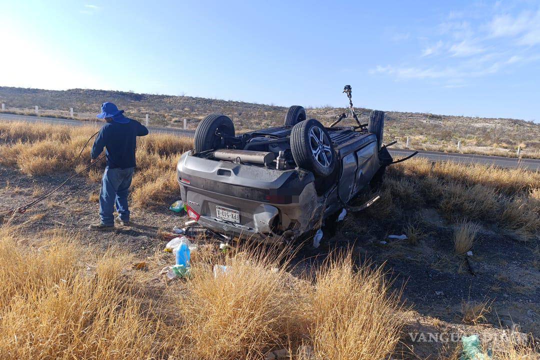 $!Sobrevive doctor a brutal volcadura en la Saltillo-Torreón al equivocarse de carril
