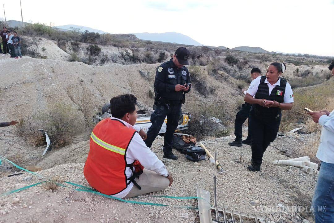 $!Los ocupantes del vehículo fueron trasladados al Seguro Social para valoración médica.