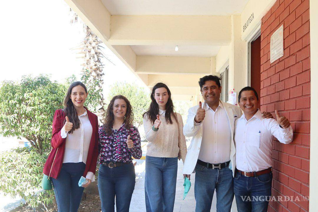 $!La diputada Lizbeth Ogazón en compañía de miembros del cabildo de Ramos Arizpe que representan a Morena.