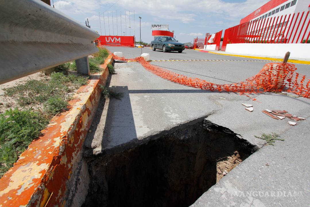 $!Arroyo Ceballos pone en riesgo a saltillenses: se desgajan calles