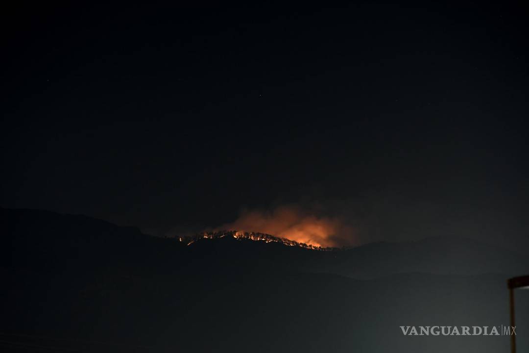 $!Saltillo, Coahuila 13 de mayo del 2022. Incendio Forestal en las sierras del ejido Cuahtemoc, que colinda con el lado sur del cañón de San Lorenzo.