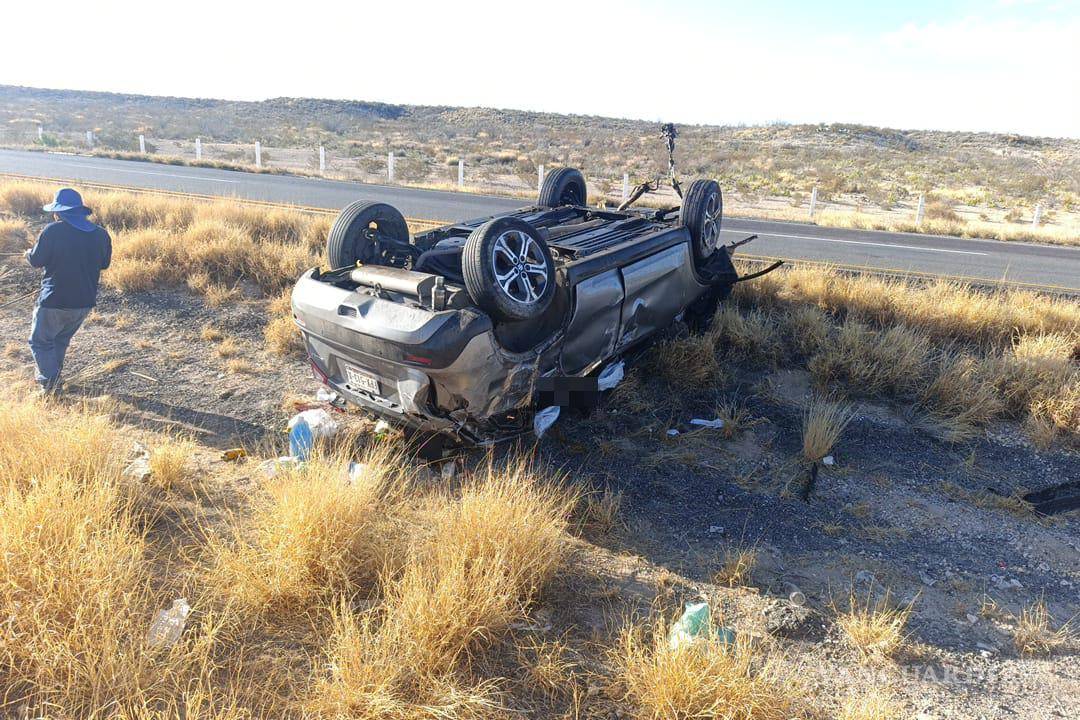 $!El vehículo Suzuki terminó convertido en fierros retorcidos tras salir de la cinta asfáltica en la Saltillo-Torreón.