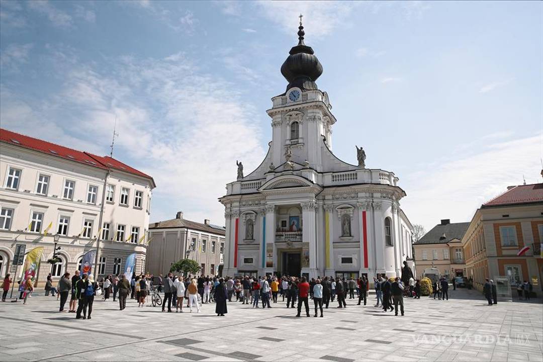 $!Polonia rinde un homenaje a Juan Pablo II con fieles respetando la sana la distancia por la pandemia del coronavirus