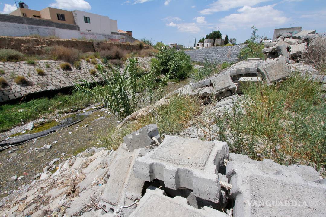 $!Arroyo Ceballos pone en riesgo a saltillenses: se desgajan calles