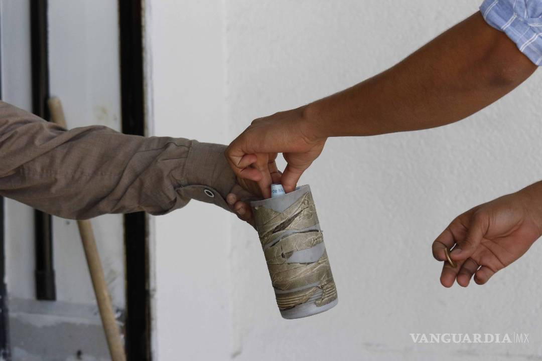 $!Don José Alfaro sale a las calles de Saltillo a botear para reconstruir a 'Beto', su títere