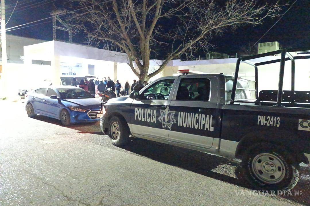 $!Patrullas municipales resguardaron el exterior del centro de salud tras el ingreso del joven sin signos vitales.