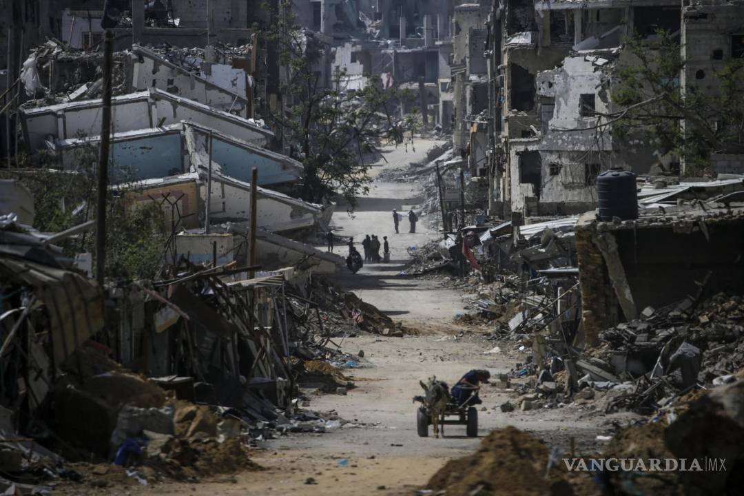 $!Palestinos regresan a Khan Younis después de que el ejército israelí retirara sus tropas del sur de la Franja de Gaza.