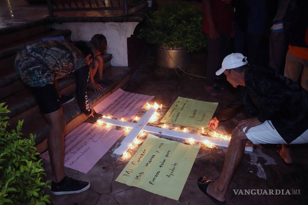 $!Migrantes realizan una vigilia en solidaridad con las victimas del huracán Otis, en la madrugada de hoy, en Tapachula | Foto: EFE