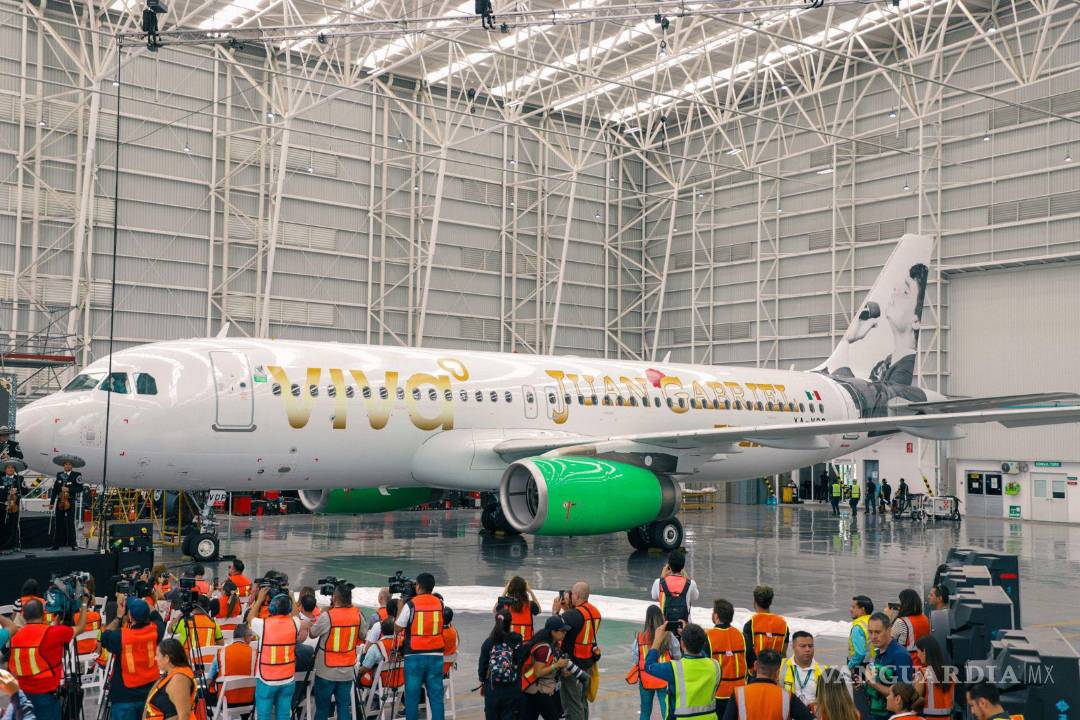 $!El Airbus 320, con matrícula XA-VDP y bautizado como “Juan Gabriel Eterno”, rinde homenaje a la voz inmortal y al legado artístico del “Divo de Juárez”.