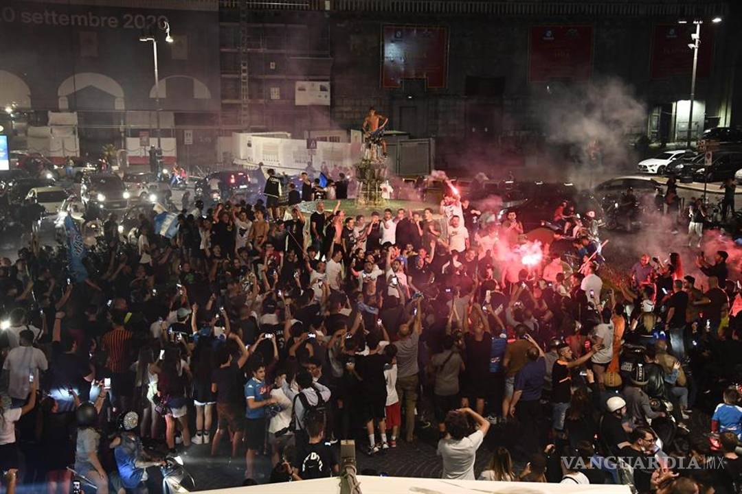 $!Nápoles olvida la sana distancia y llena sus calles tras ganar la Copa Italia (fotos)