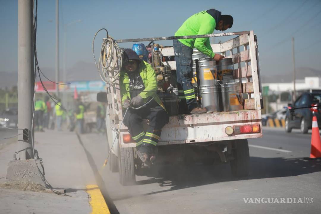 $!Con pintura amarilla en los camellones mejoran la imagen urbana