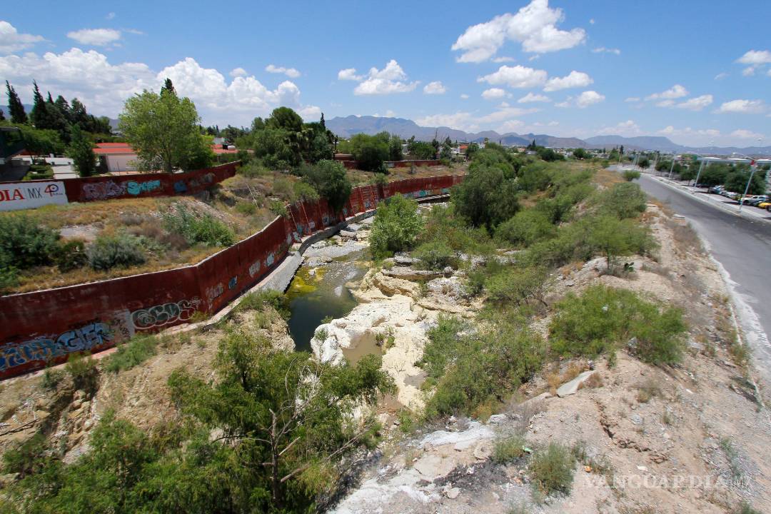 $!Arroyo Ceballos pone en riesgo a saltillenses: se desgajan calles