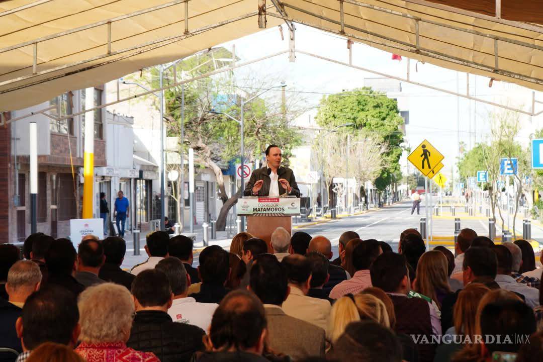 $!El gobernador Manolo Jiménez, acompañado de autoridades, celebró la inauguración del Corredor Matamoros en Torreón.