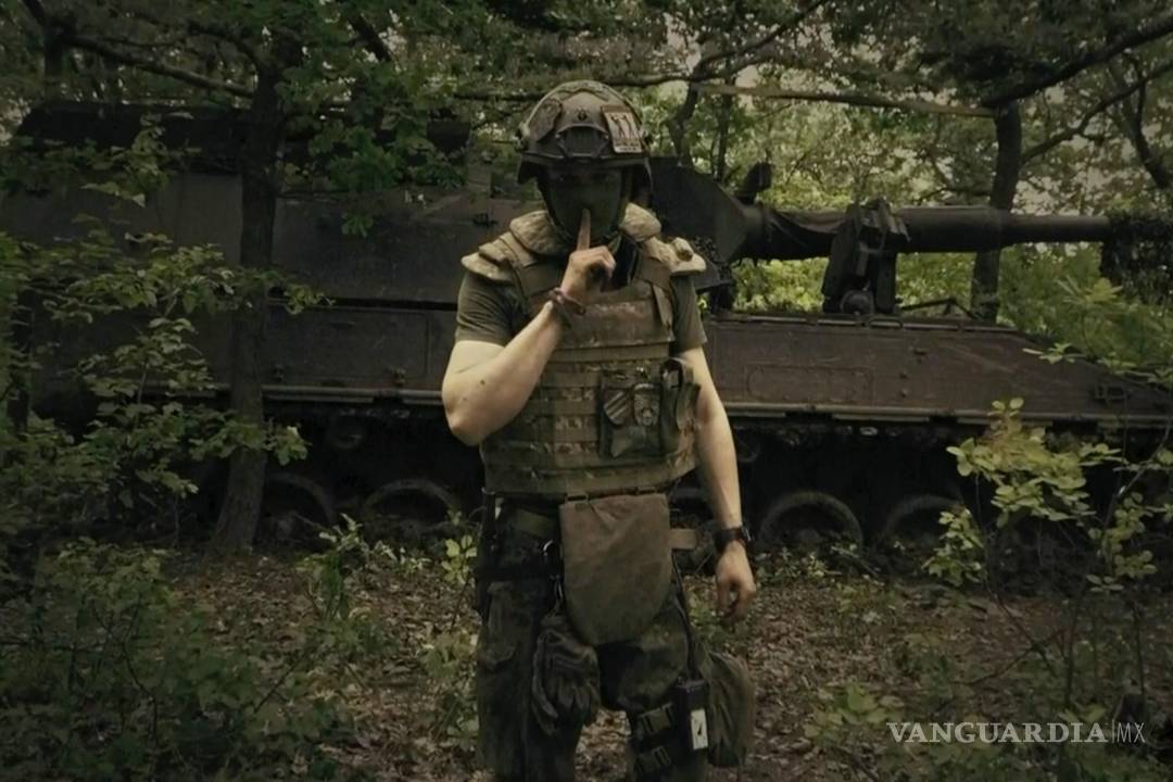 $!Un soldado ucraniano posa para la cámara con los dedos en los labios, en un lugar no revelado en Ucrania.