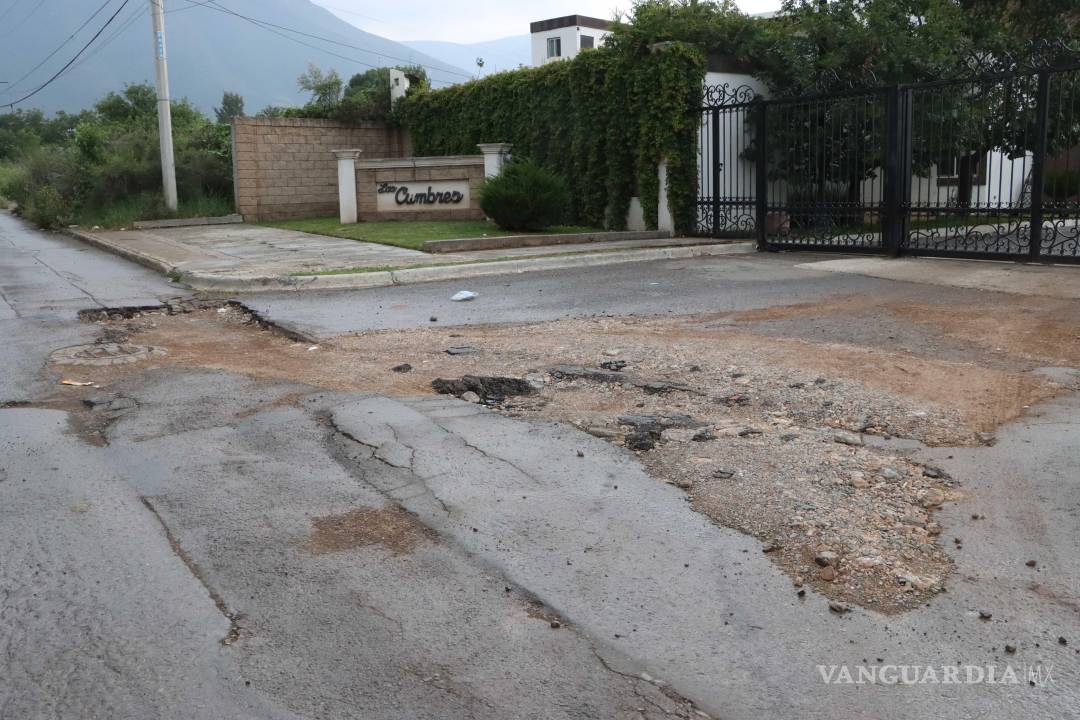 $!Aproximadamente 35 familias sufren las consecuencias del pavimento dañado e inundaciones recurrentes.