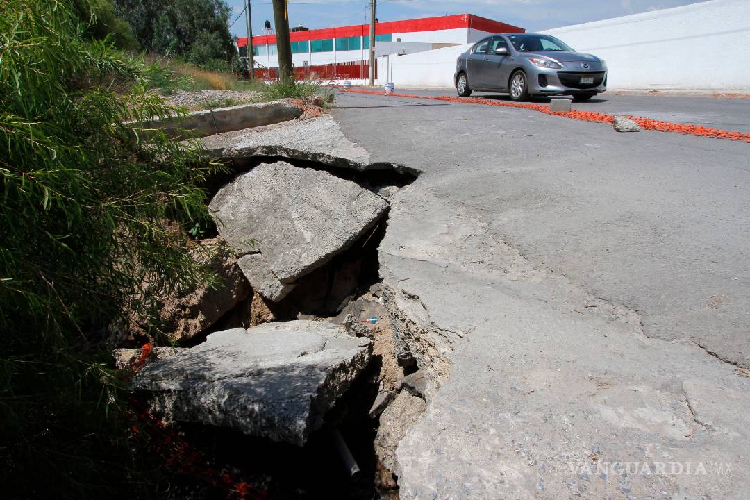 $!Arroyo Ceballos pone en riesgo a saltillenses: se desgajan calles