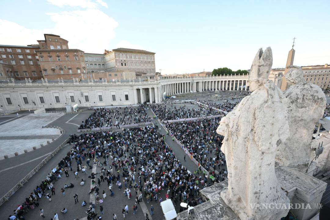 $!Los fieles se reúnen en la Plaza de San Pedro el primer día del cónclave para la elección del próximo papa en Ciudad del Vaticano.