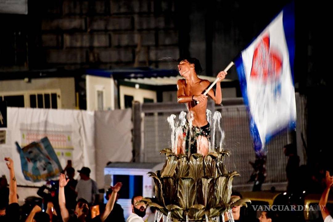 $!Nápoles olvida la sana distancia y llena sus calles tras ganar la Copa Italia (fotos)