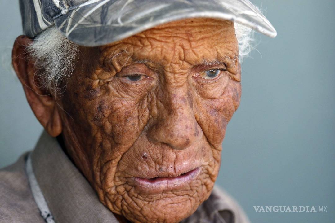 $!Don José Alfaro sale a las calles de Saltillo a botear para reconstruir a 'Beto', su títere