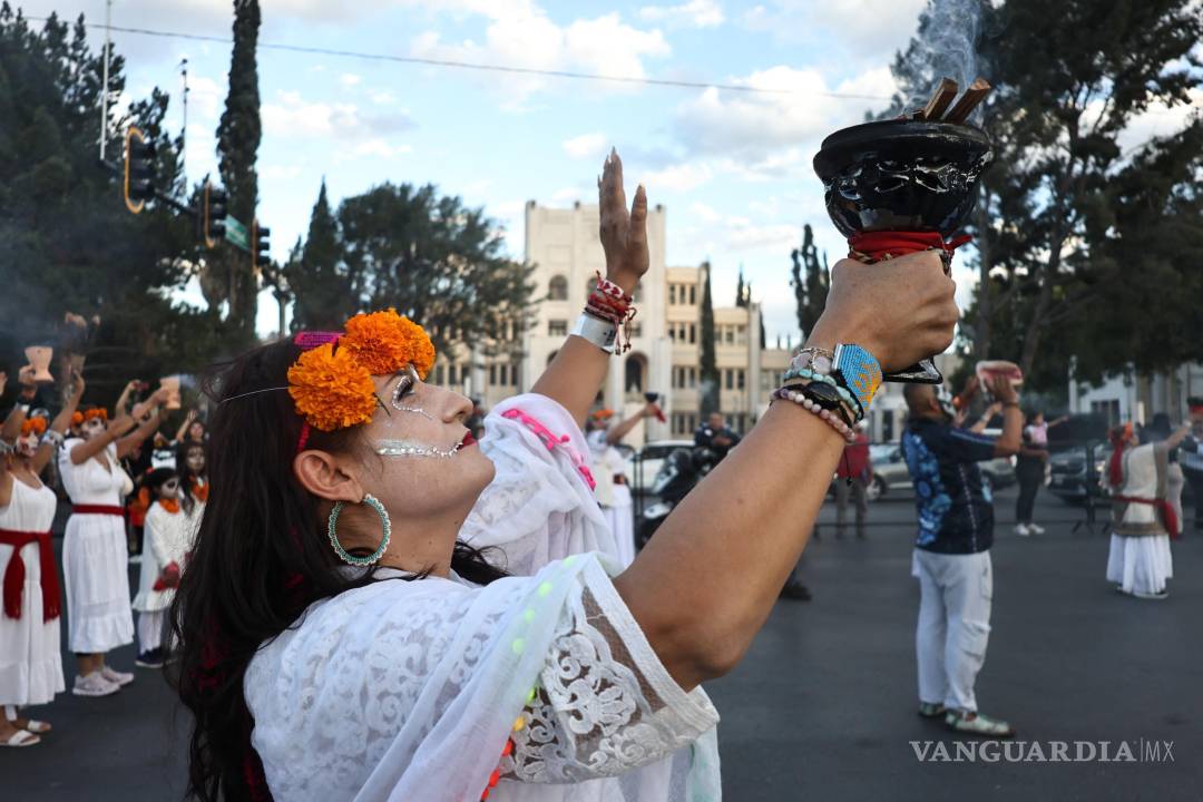 $!Danzantes y motociclistas se unen en un desfile que mezcla tradición y modernidad.
